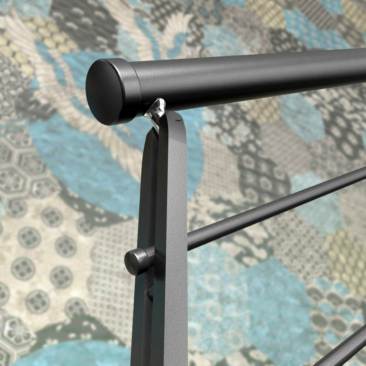 Detail zwarte leuning met liggende regels