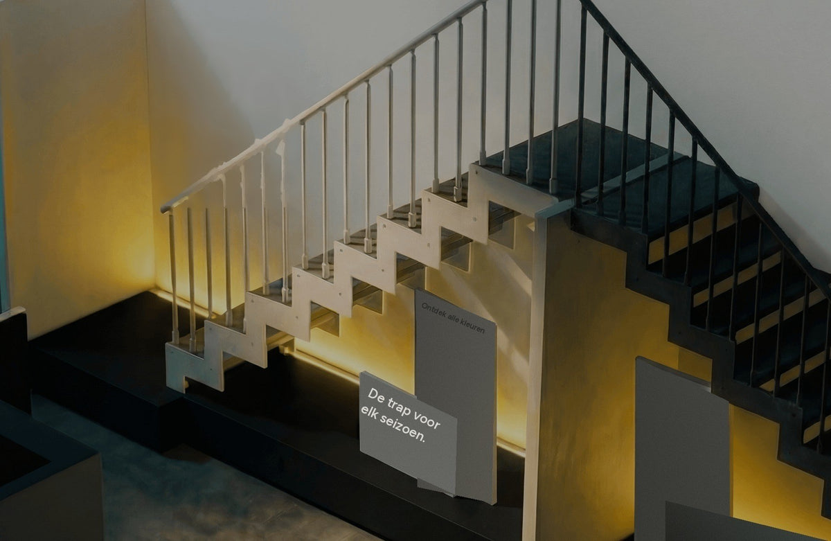 Open trap met zigzag-trapboom en spijlenleuning, warm verlicht